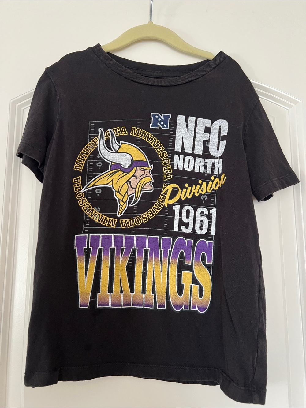 Team Apparel | (6-7) Minnesota Vikings Kids Black Graphic Tee - NFC North 1961